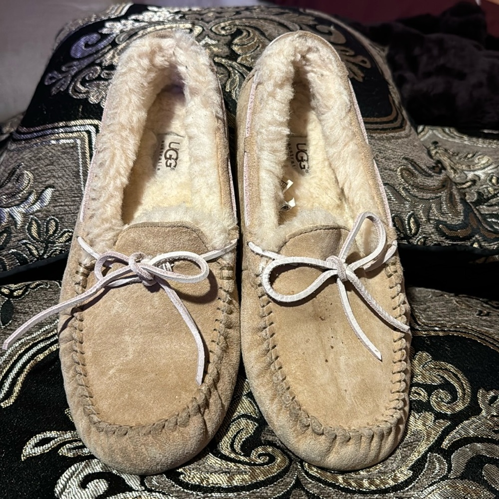 UGG Women Dakota Moccasin Slippers Tan suede size 10 US